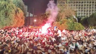 Πυρσοί και ηχοσυστήματα: Ξέφρενο κορωνο-πάρτι στο ΑΠΘ