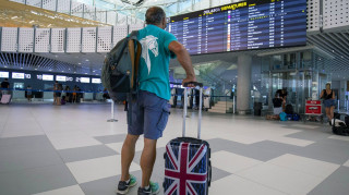 Βρετανικά ΜΜΕ: Χωρίς καραντίνα οι εμβολιασμένοι που γυρνούν από την Ελλάδα