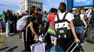 Εντατικοί έλεγχοι πιστοποιητικών στον Πειραιά - Ταλαιπωρία και ουρές λίγο πριν την αναχώρηση