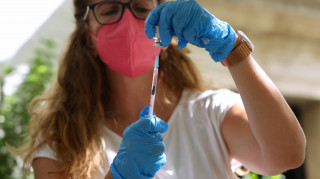 Ο Πανελλήνιος Ιατρικός Σύλλογος ζητά να ξεκινήσει αμέσως η γ' δόση εμβολιασμών στους υγειονομικούς