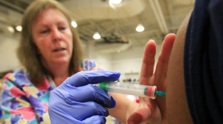 Έρευνα: Πώς με 20 ευρώ αυξήθηκαν οι εμβολιασμοί κατά του κορωνοϊού