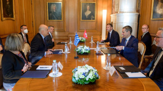 Δένδιας στην Ελβετία: Ενίσχυση διμερών σχέσεων και αιχμές κατά της Τουρκίας