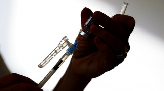 Μετάλλαξη Όμικρον - ΠΟΥ: Λιγότερο αποτελεσματικά τα εμβόλια - Πιο μεταδοτική από τη Δέλτα