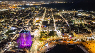 Ο Πύργος του Πειραιά φωταγωγήθηκε δημιουργώντας ένα μαγικό Χριστουγεννιάτικο κόσμο