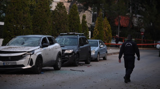 Γλυφάδα - Έκρηξη σε συγκρότημα κατοικιών: Άνοιξε κρατήρας στην είσοδο - Τι ερευνά το Τμήμα Εκβιαστών