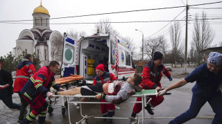 Πόλεμος στην Ουκρανία: Ανηλεώς βομβαρδίζεται η Μαριούπολη - «Σαν την πολιορκία του Λένινγκραντ»