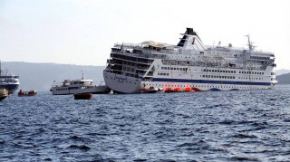 Σαν σήμερα: Η 5η Απριλίου στην Ιστορία - Το «Sea Diamond» εξοκείλει ανοιχτά της Σαντορίνης