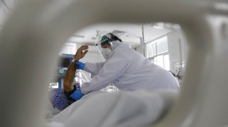 Κορωνοϊός: 62 θάνατοι, 365 διασωληνωμένοι, 18.425 νέα κρούσματα