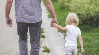 ΟΠΕΚΑ: Κλείνει το απόγευμα της Παρασκευής η πλατφόρμα για το επίδομα παιδιού