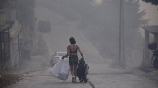 Φωτιά στο Πανόραμα Βούλας: Ανοιχτοί χώροι για τη φιλοξενία κατοίκων που εκκένωσαν τις κατοικίες τους