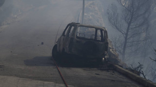 Φωτιά στη Βούλα: Αγωνιώδης μάχη με τις φλόγες ανάμεσα στα σπίτια (vids)