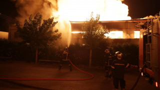 Ασπρόπυργος: Φωτιά σε εργοστάσιο πλαστικών - Μήνυμα από 112 για επικίνδυνους καπνούς