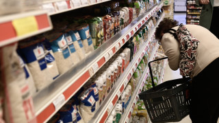 Καλάθι νοικοκυριού: Τι δείχνουν οι νέες λίστες των σούπερ μάρκετ