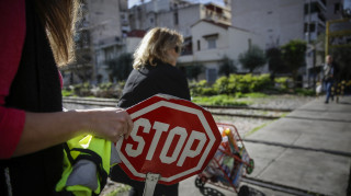 Αφύλακτες διαβάσεις στην Αθήνα - Με μανιβέλα κατεβαίνουν οι μπάρες στον Κολωνό