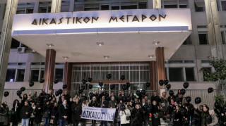 Λάρισα: Σιωπηλή διαμαρτυρία δικηγόρων για την τραγωδία των Τεμπών