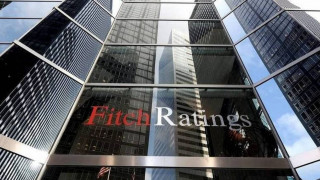 Fitch: Προς αναβάθμιση το outlook της Ελλάδας - Μια «ανάσα» από την επενδυτική βαθμίδα