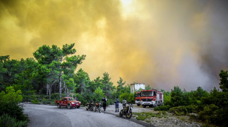 Ρόδος: Τρία τα μέτωπα της φωτιάς - Εκκενώθηκαν 12 οικισμοί - Με drone η «μάχη» στο σκοτάδι