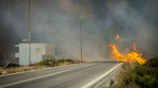 Αγωνία για τα πύρινα μέτωπα: Απειλούνται ξανά χωριά στη Ρόδο, μεγάλη αναζωπύρωση στην Κάρυστο