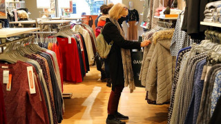 Έρευνα ΕΥ: Οι καταναλωτές απομακρύνονται από τα brands λόγω της αύξησης του κόστους ζωής παγκοσμίως