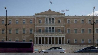 Βουλή: Συναγερμός μετά από απειλή για βόμβα - Κλειστοί οι δρόμοι και το Μετρό στο Σύνταγμα