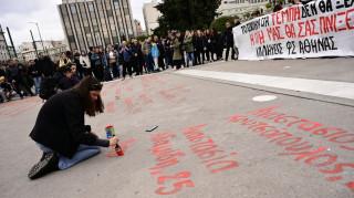 Από το Φρουραρχείο της Βουλής η εντολή να σβηστούν τα ονόματα των θυμάτων των Τεμπών