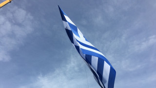 Αχαΐα: Χειροπέδες σε ανηλίκους που έσκισαν ελληνική σημαία - Συνελήφθησαν και οι γονείς τους