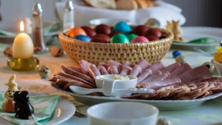 Πασχαλινό τραπέζι και ακρίβεια: Πόσο στοιχίζουν φέτος τα παραδοσιακά έθιμα