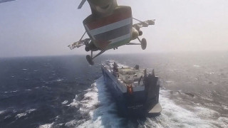 Reuters: Ελληνόκτητο πλοίο έπληξαν οι αντάρτες Χούθι στην Ερυθρά Θάλασσα
