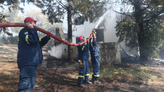 Φωτιά στη Θέρμη: Μάχη σε διάσπαρτες εστίες - Στο νοσοκομείο ένας πυροσβέστης