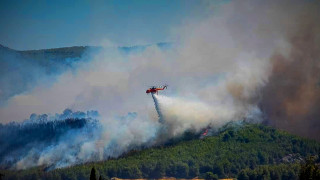 Φωτιά στην Εύβοια: Περικυκλωμένο από τις φλόγες το Αφράτι - Μεγάλη επιχείρηση της Πυροσβεστικής