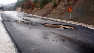 Ηλεία: Δρόμος στη Ζαχάρω υπέστη καθίζηση - Κόπηκε στη μέση το οδόστρωμα