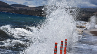 Καιρός: «Πέφτει» ο υδράργυρος - Άνεμοι έως 8 μποφόρ στο Αιγαίο
