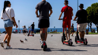 Ηλεκτρικά πατίνια: Ασφάλιση και όριο ταχύτητας σε νομοθετική παρέμβαση - Τι προβλέπεται