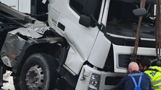 Λαμία: Νταλίκα με τσιμέντα και ορυκτά έλαια ξέφυγε από την πορεία της - Διακόπηκε η κυκλοφορία