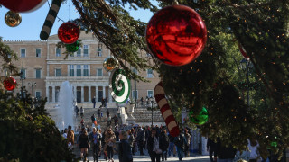 Συντάξεις, δώρα και επιδόματα «γεμίζουν» τις τσέπες πριν τις γιορτές