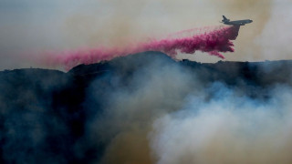 Φωτιά στο Λος Άντζελες: Τι είναι η ροζ σκόνη που ρίχνουν τα εναέρια μέσα στα πύρινα μέτωπα