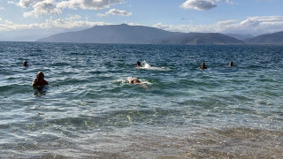 Μπάνιο, ηλιοθεραπεία και ρακέτες - Πριν την κακοκαιρία... γέμισαν οι παραλίες των νοτίων προαστίων