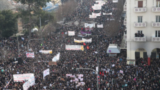 Τέμπη: To viral βίντεο με διαδηλωτές στη Θεσσαλονίκη που έκαναν διάδρομο για να περάσει ασθενοφόρο