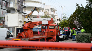 Γερανοφόρο έπεσε πάνω σε διώροφη οικία στο Περιστέρι