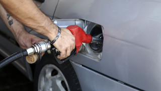 Καύσιμα: Μια «ανάσα» από τα δύο ευρώ η βενζίνη - Αντιδράσεις από τους βενζινοπώλες για το πλαφόν