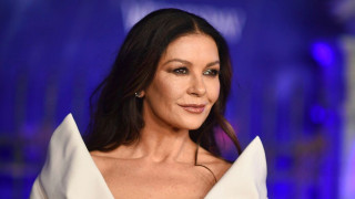 Η Κάθριν Ζέτα-Τζόουνς και ο Ντάνιελ Ινγκς συμπρωταγωνιστούν στη σειρά «Kill Jackie»