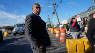 ΗΠΑ: Συνελήφθη ο δήμαρχος του Νιούαρκ - Διαμαρτυρόταν για τη λειτουργία κέντρου κράτησης μεταναστών