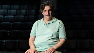 Ο Ελισσαίος Βλάχος «Επί Σκηνής»: «Το θέατρο με κάνει χαρούμενο άνθρωπο»