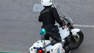 Αρτέμιδα: Η στιγμή που ο αστυνομικός παρασύρει κι εκσφενδονίζει τον 74χρονο - Βίντεο ντοκουμέντο