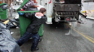 Θεσσαλονίκη: Άστεγος που κοιμόταν σε κάδο σκουπιδιών κατέληξε στην πρέσα - Τραυματίστηκε στο πόδι