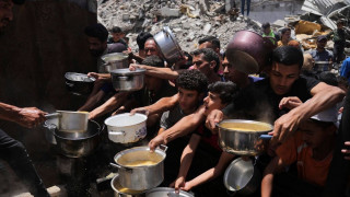 Ανθρωπιστική βοήθεια με το σταγονόμετρο στη Γάζα - Με κυρώσεις απειλούν οι Ευρωπαίοι ηγέτες