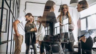 Πώς είναι ένα εργασιακό περιβάλλον που στηρίζεται στην εξέλιξη, την εμπιστοσύνη και την ισότητα;