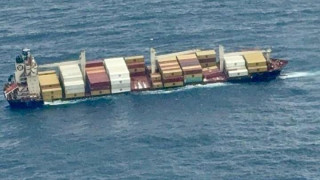 Ανατροπή φορτηγού πλοίου στην Ινδία - «Μάχη» για τον περιορισμό πετρελαιοκηλίδας