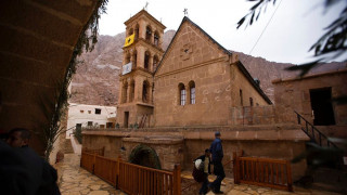 Σινά: Ο πατήρ Συμεών καταγγέλλει τον Αρχιεπίσκοπο Δαμιανό για «κατάληψη» της Μονής με «μπράβους»