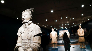 Βίντεο ντοκουμέντο από την ζημιά που προκάλεσε τουρίστας στο στρατό από τερακότα της Κίνας